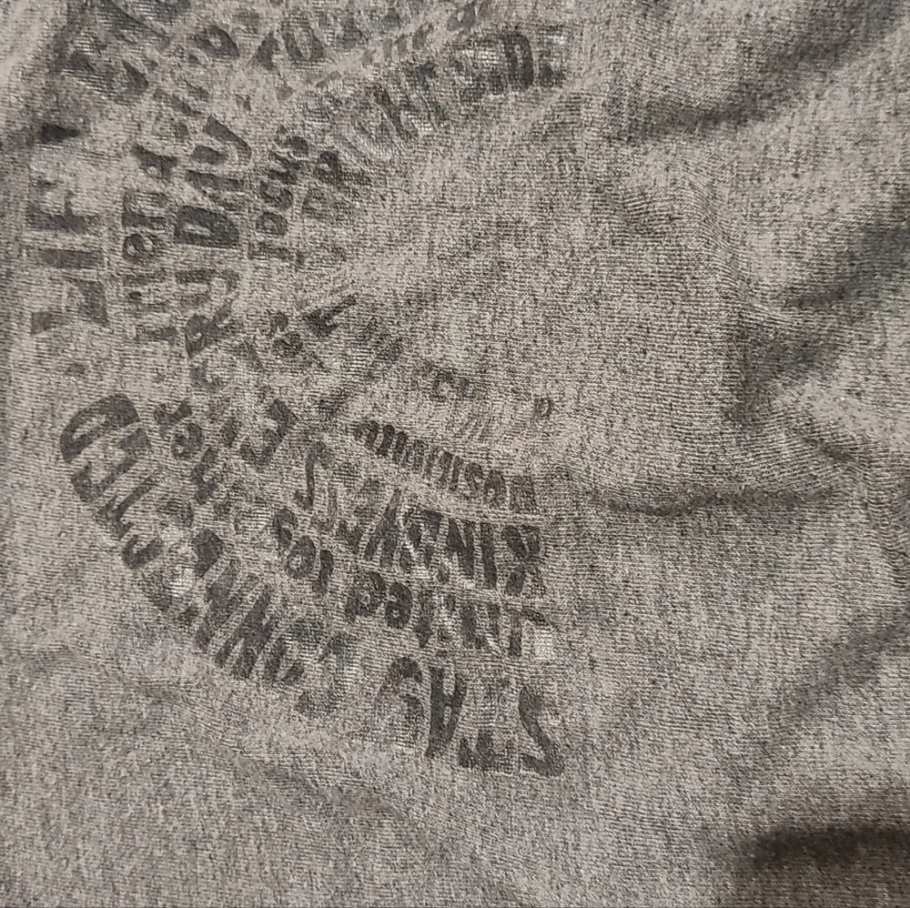 🦔Old navy grey positive Vibes tee🧋